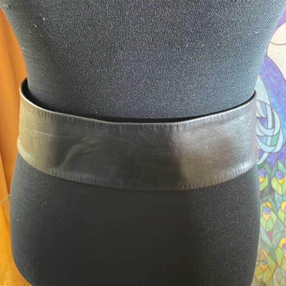 Vintage black leather clasp belt - Picture 3 of 6